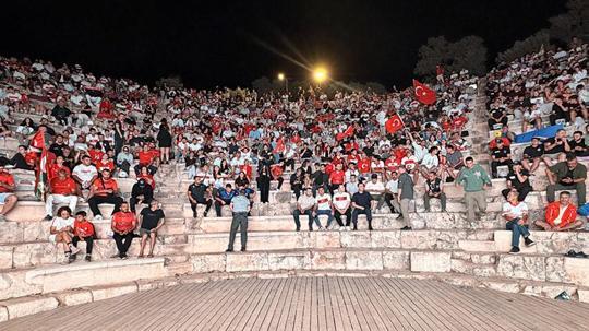Milli maç Antiphellos Antik Tiyatrosu'nda izlendi