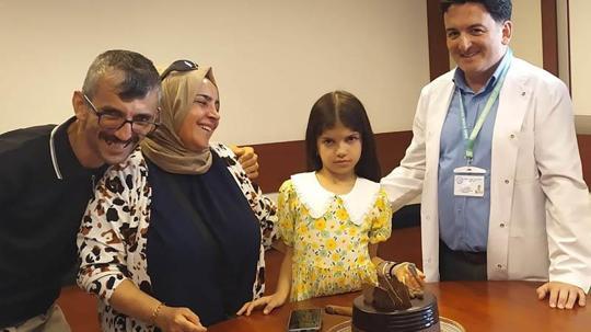 'Mucize' nakille hayata dönen 9 yaşındaki Nisanur, doğum gününü doktorları ile kutladı