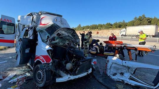 Ambulans, TIR'a arkadan çarptı; hasta öldü, 3 personel yaralı