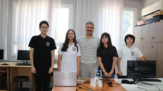 Lise öğrencileri, atık elektronik eşyalardan akıllı mikroskop üretti