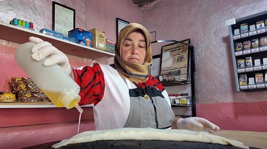 Gözleme pişirip satarak 5 çocuğunu büyüttü