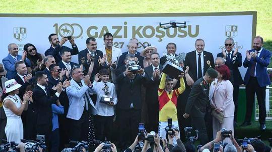 Ünlüler, Hipodrom.com locasında 100'üncü Gazi Koşusu heyecanını yaşadı