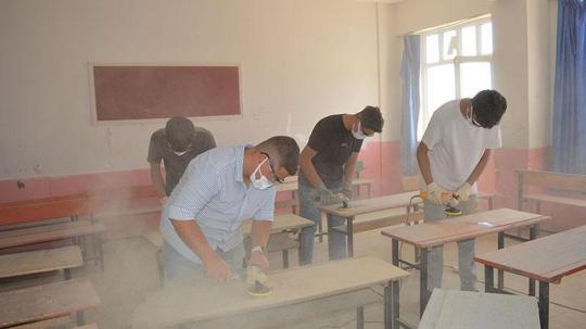 Meslek lisesi öğrencileri, ilçedeki okullarda deforme olan 2 bin 500 sırayı yeniledi