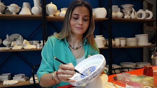 Çocukluk merakını, tesadüfen tanıştığı çinicilik sanatıyla mesleğe dönüştürdü