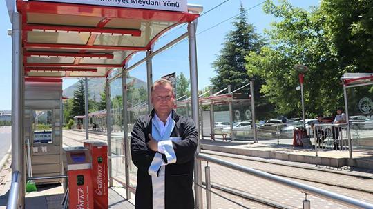 Üniversitedeki durakta görev yaparken öğrencilerden etkilendi; hayali olan gazeteciliği okuyup mezun oldu