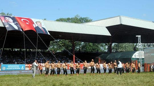 Kırkpınar Yağlı Güreşleri’nde çeyrek finale kalan pehlivanlar belli oldu