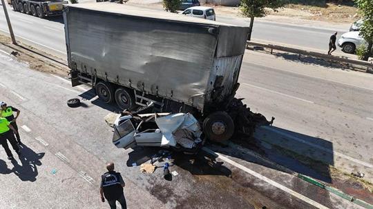 Bursa’da freni boşalan kamyon 2 araca çarptı; 3 yaralı