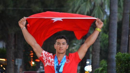 Dünya şampiyonu kürekçi Rahmi Kaan Karahan coşkuyla karşılandı