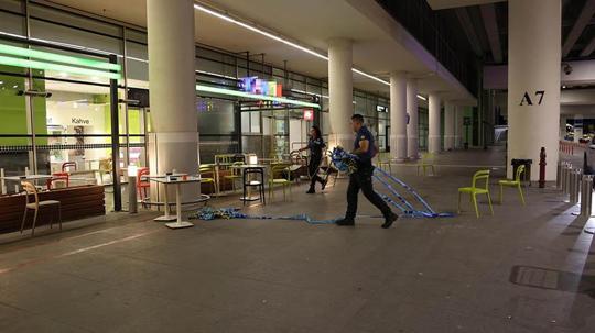 İzmir'de havalimanında polise bıçaklı saldırı; 4 yaralı