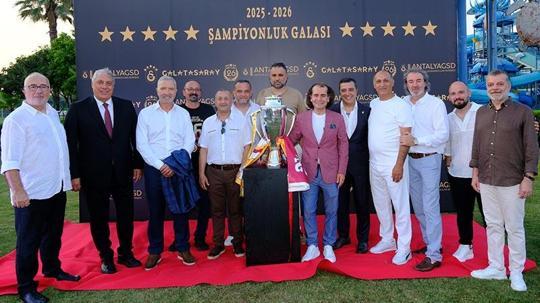 Galatasaray'ın 26'ncı şampiyonluğu Antalya'da kutlandı, Souness çimlere bayrak dikti