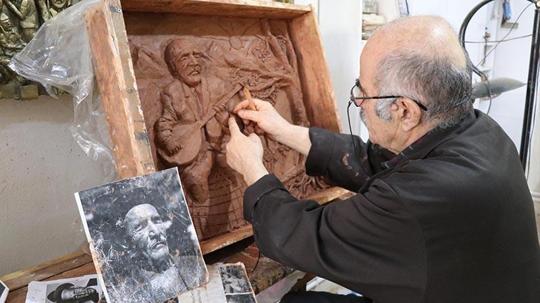Emekli resim öğretmeninden topluma mesaj veren rölyefler