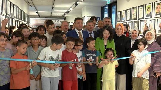 Lise öğrencilerinden 15 Temmuz'un 10'uncu yılında '253 Şehit 253 Portre' sergisi