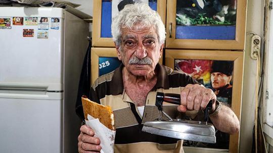 15 metrekarelik dükkanında, 50 yıldır aynı ütüyle 'ütü tostu' yapıyor
