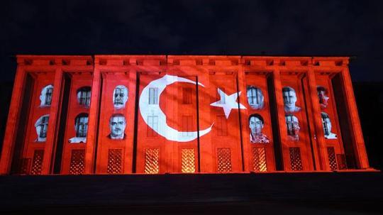 TBMM binasına 15 Temmuz'un 10'uncu yılında şehitlerin fotoğrafı yansıtıldı