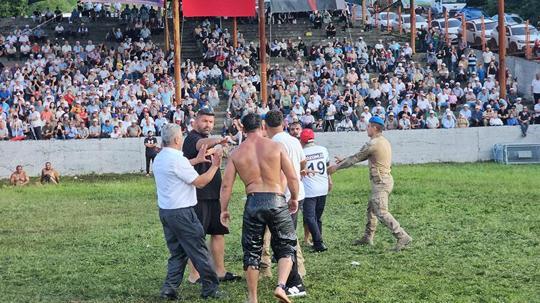 Dağköy yağlı güreşlerinde kavgalı yarı final