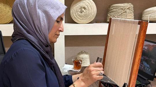 Minyatür tezgahlarla dokuma sanatını gençlere aktarıyor