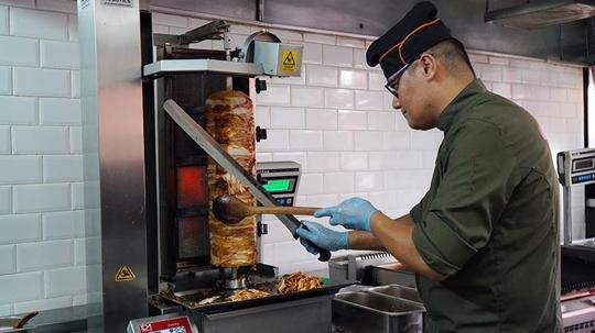 Antalya sıcağında döner ustalarının zorlu mesaisi