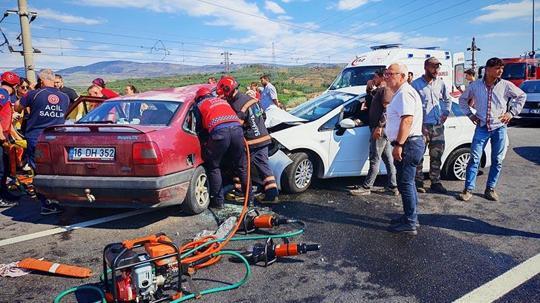 Pamukova’da 2 otomobil çarpıştı 1’i ağır 7 yaralı