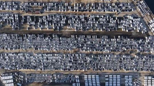 Haydarpaşa Limanı’nda bekleyen binlerce sıfır otomobil havadan görüntülendi