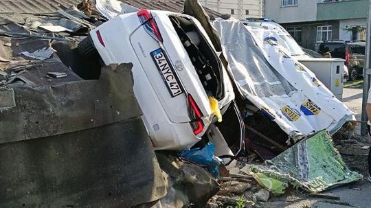 Arnavutköy'de otomobil gecekonduya çarptı: 5 yaralı