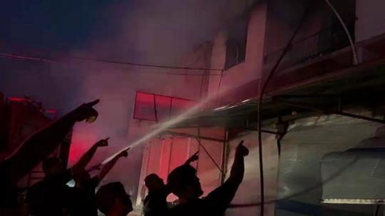 Hatay'da sanayi sitesinde bir iş yerinin deposunda yangın: 8 kişi dumandan etkilendi