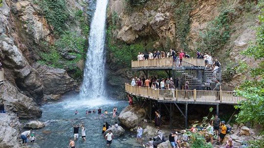 30 metreden dökülen Karaçay Saklı Şelalesi'nde yaz serinliği