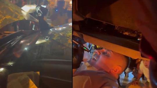 Trafik polisi aracına sıkışan kedi, çekiciyle kurtarıldı