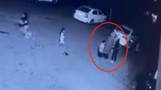 11 yaşındaki çocuğu site bahçesinde darbetti; olay kamerada