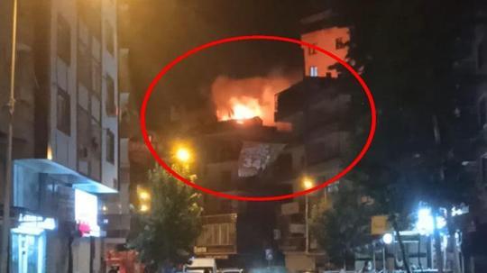 Diyarbakır’da binanın çatısı yandı; 2 gözaltı