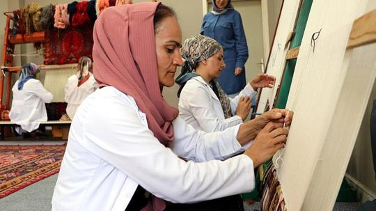 3 ilin halı ve kilimleri, 'İlmek İlmek Anadolu' projesi ile yaşatılıyor