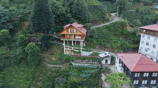 Rize'de yol üstüne villa