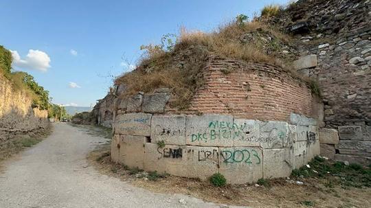 UNESCO geçici listesindeki İznik’te tarihi surlara sprey boyayla zarar verdiler