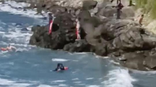 Yasağa rağmen denize giren 1'i çocuk 3 kişi, kurtarıldı