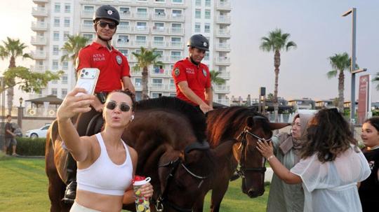 Sıcaklıklar arttı, atlı polislerin mesai saatleri değişti