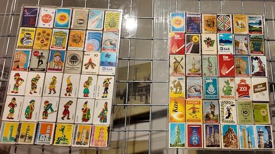 Çocukluğundan beri biriktirdiği hatıra para, kumbara, kibrit kutuları ve telefon kartlarını sergiledi