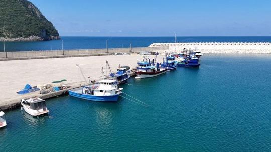 Doğal güzellikleri ile öne çıkan Tarlaağzı Plajı dronla görüntülendi