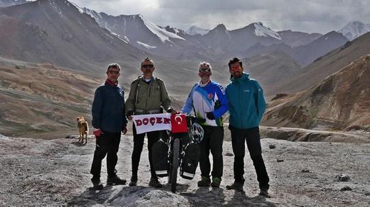 Pamir Otoyolu'nu 1 ayda tamamlayan ilk Türk bisiklet topluluğu oldular