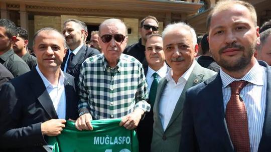 Cumhurbaşkanı Erdoğan’a 48 numaralı Muğlaspor forması takdim edildi
