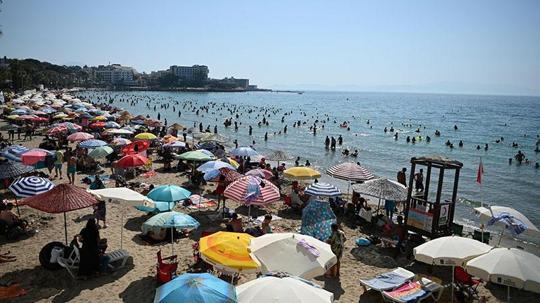 Kuşadası'nda hava sıcaklığı 37 dereceye ulaştı, plajlar doldu