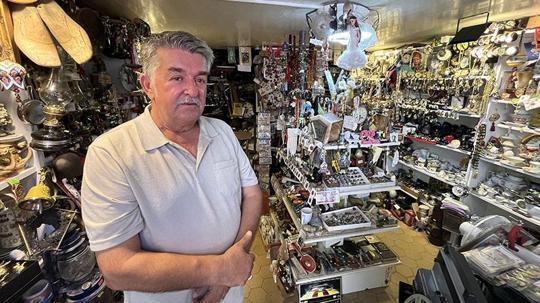 49 yılda biriktirdiği 4 bin parça koleksiyonunu, 15 metrekare dükkanda sergiliyor