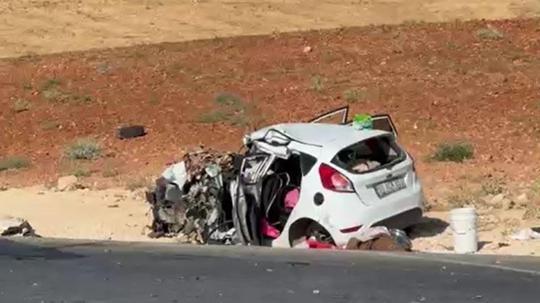 Hafif ticari araç ile otomobil, kafa kafaya çarpıştı; 2 ölü, 4 yaralı