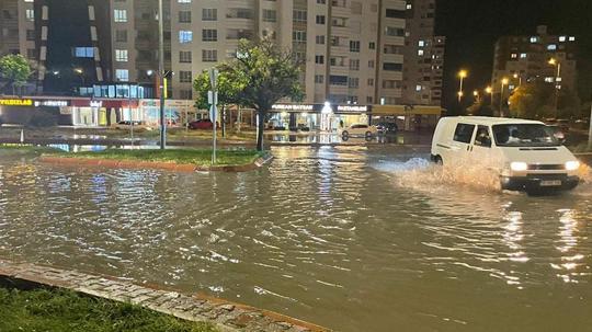 Kayseri'de sağanak sele dönüştü; yollar göle döndü