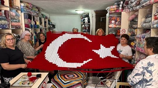 30 Ağustos Zafer Bayramı için 1813 motifli Türk bayrağı ördüler