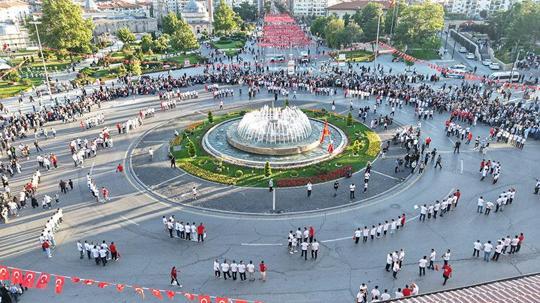 Sivas’ta 1058 kişi aynı anda halay çekti