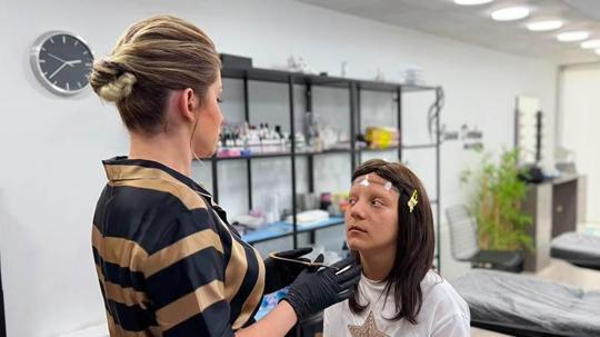 Alopesi hastası Esma Nur'un 'kaş' hayali gerçek oldu