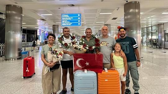 Milli yüzücü Tuna Tunca'ya coşkulu karşılaşama