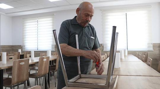 Alzheimer hastası, tedavi gördüğü merkezin gönüllü tamircisi oldu