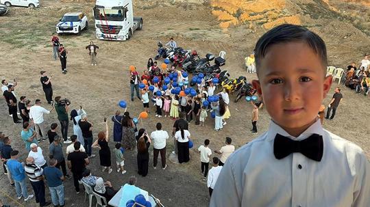 Lösemiyi yenen Hamza’nın sünnet düğününde mavi ve turuncu balonlar uçuruldu