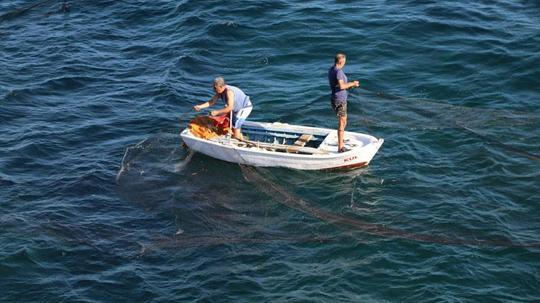 Karaburunlu balıkçılar 'çökertme dalyan' avcılığını yaşatıyor