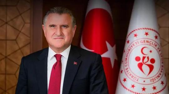 Bakan Bak'tan, milli para yüzücülere tebrik